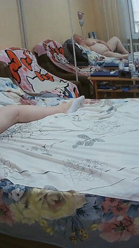 Мачеха с большими сиськами, засветила свои дырки и мастурбирует игрушкой