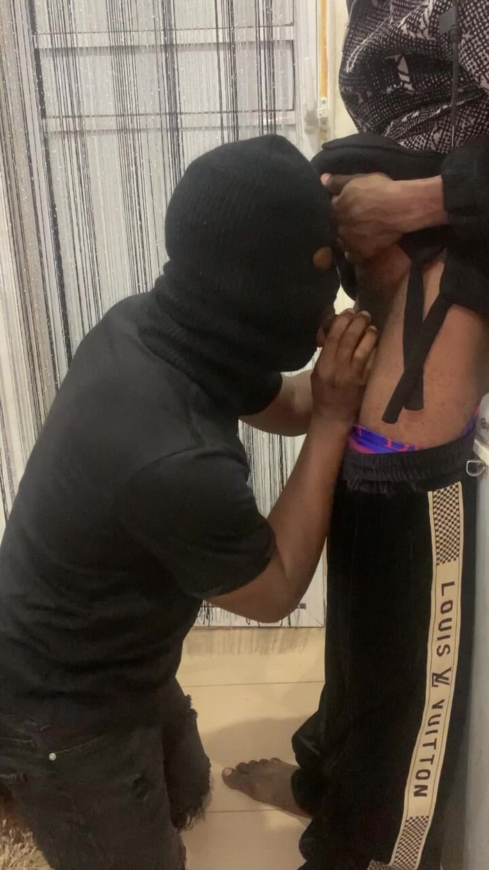 Enigmatic Buoy: उत्तेजित स्ट्रेट ट्विंक लंड चुसाई के लिए भीख मांगती है।