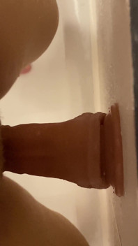Cavalco il mio dildo nella vasca da bagno come una ragazza porca