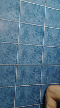 Une Petite Asiatique Chevauche Dans Une Salle De Douche Et Joue Avec Une Fausse Chatte En Silicone Et Chevauche Au Lit