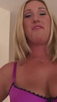 Summer Lynn nu se opune antrenamentului oral adânc în gât dacă partenerul ei este cu mare și neagră.