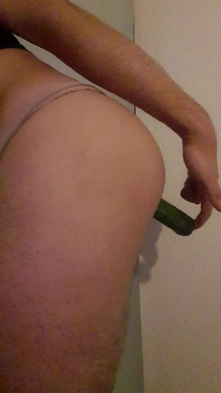 BiCgn: 尻にキュウリが入った