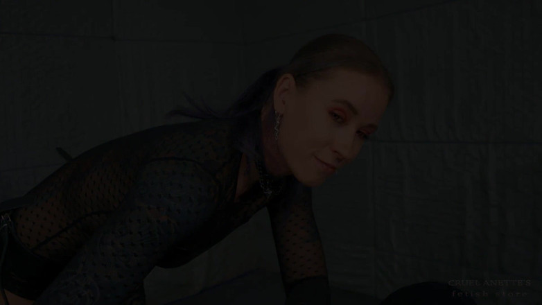 Cruel Anettes fetish world: Mengongkek pantatnya II