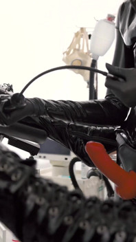 Inspekcja analna pokojówki rubberdoll w klinice
