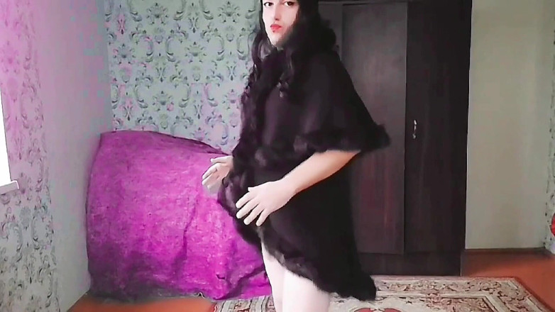 Kitty_Cross: Fată trans jucăușă care încearcă o rochie drăguță de vară