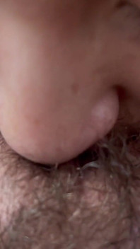내 작은 털이 무성한 클리토리스 POV 빨아