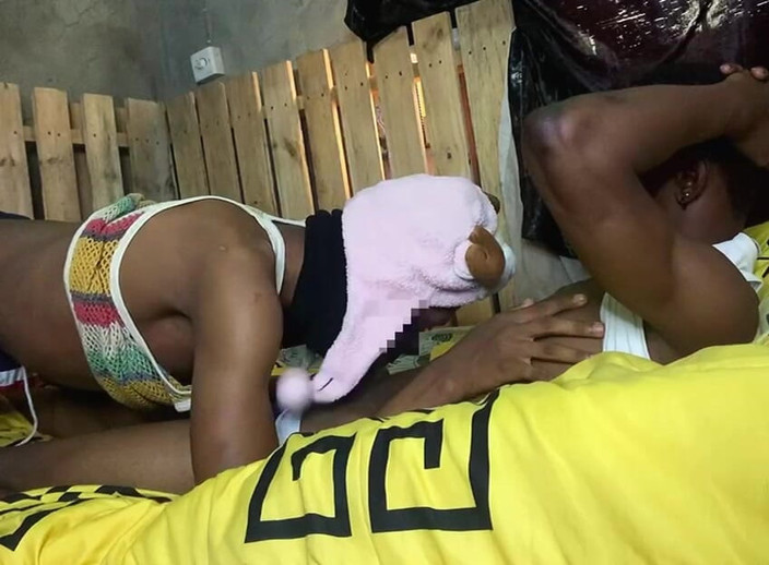 Stilesbhalifa1: College pojkar knullar inomhus (förspel)