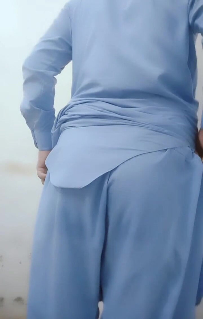 khanpathan2: Shalwar Kamees, desi pakistanaise, montre son beau cul