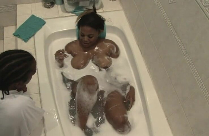 VOP Ebony Babes: 大きなお尻黒檀はBBCの男の舌を彼女の猫のお風呂に入れ、ソファでファック