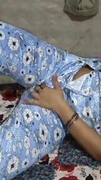 Dává olejová masáž nevlastní sestru a má skvělý sex