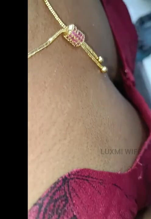 Luxmi Wife: Sąsiad zrobił wideo, gdy żona gotuje w bluzce