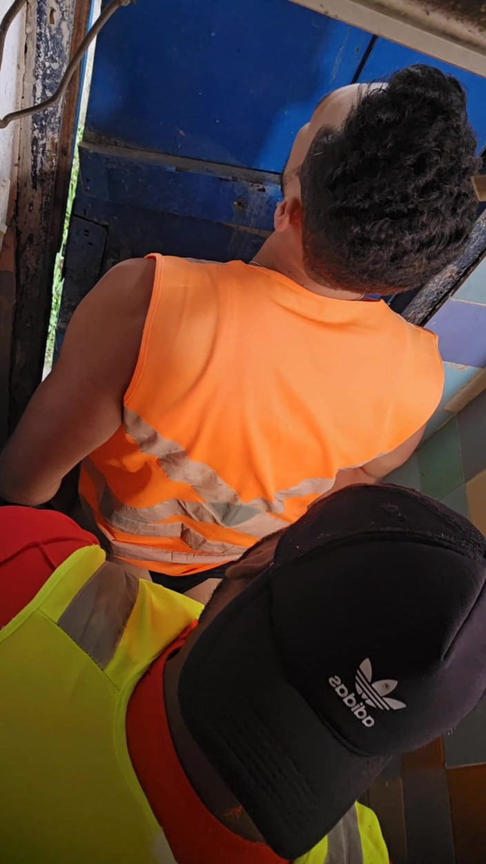 SEX GAY AMATEUR: 職場のトイレで従業員が私の肛門を犯す