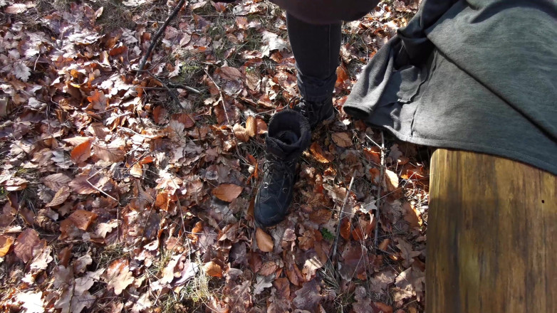 Bouncy Tits Action: Schiaffi vagina e tette nel bosco