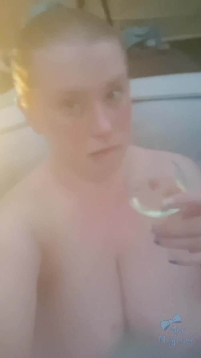 Alice_Mayflower_Scottish: Stříkání kolem ve vířivce - Sólo dívka