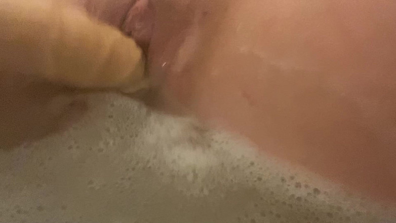 Sarah Passions: Küvette memeli sikişiyor ve götümü açıyor ve sikişiyor