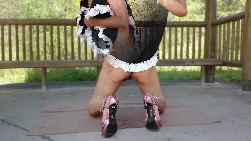 Cameriera senza mutandine al parco (Studio Pai-chan) Panties-less Maid in the Park (Studio Pai-chan)