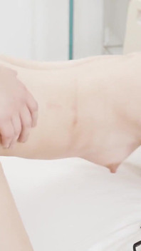 Bir askerin mavi taşakları için yardıma ihtiyacı var ve bu seksi doktor ona yardım ediyor