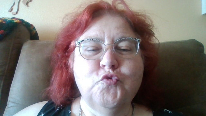 BBW nurse Vicki adventures with friends: 要求拍摄我发出亲吻的噪音并能够观看我做爱的视频