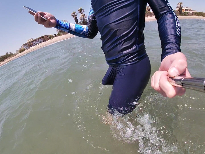 Cool Body: Surfař je vztyčen v jeho Lycrě pro potěšení lidu