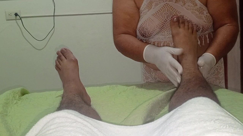 Milfta boohot: Зрелая массажистка возбуждается, когда видит мой член, и дрочит мне