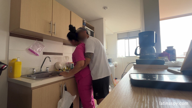 Latinaspy: Empregada com bunda enorme limpa apt em seguida, masturba seu...