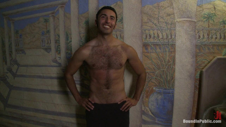 Bound in public: Atada y humillada en Helios Resort