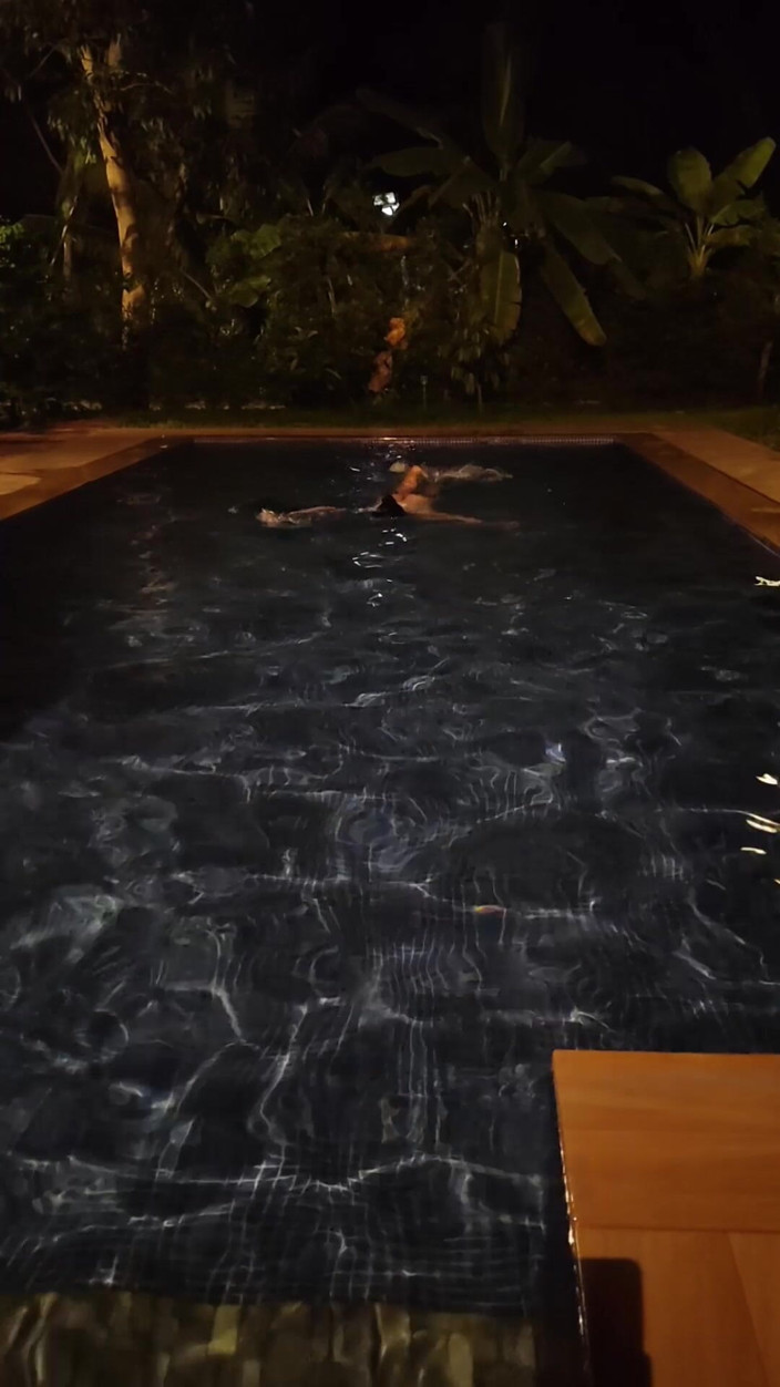 Anonymous Vlogger: Esposa caliente arriesgando follar en piscina pública por la noche