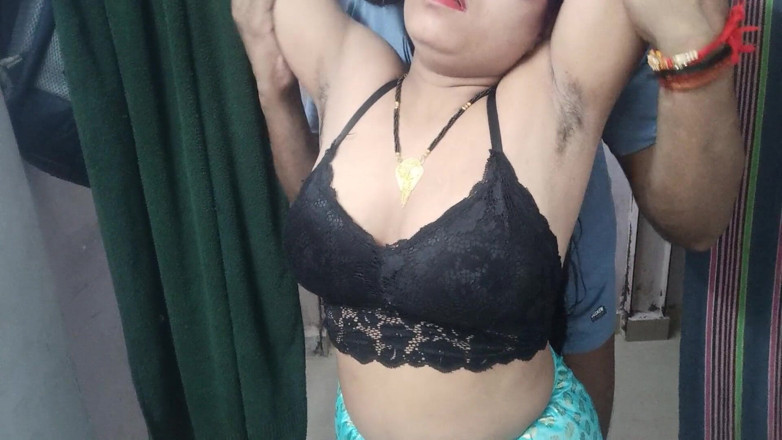 Hindi-Sex: Matură sexy indiană bhabhi cu țâțe mari îl seduce pe soț
