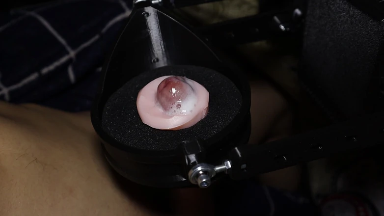 SEXY_GUYBEST: Автоматический мастурбатор в действии, но я стараюсь не кончить, и у меня это получается