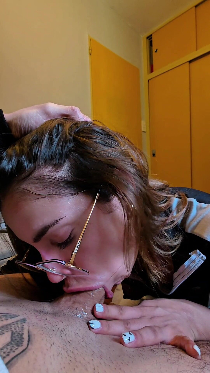 Young big apple: Přistihla jsem ho při masturbaci a pomohla mu