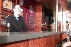 Puta de cabelos escuros da França sendo fodida no bar