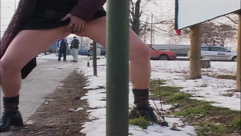 Piss Lover: 공공 장소에서 보지와 엉덩이를 깜박이는 눈 덮인 노출증