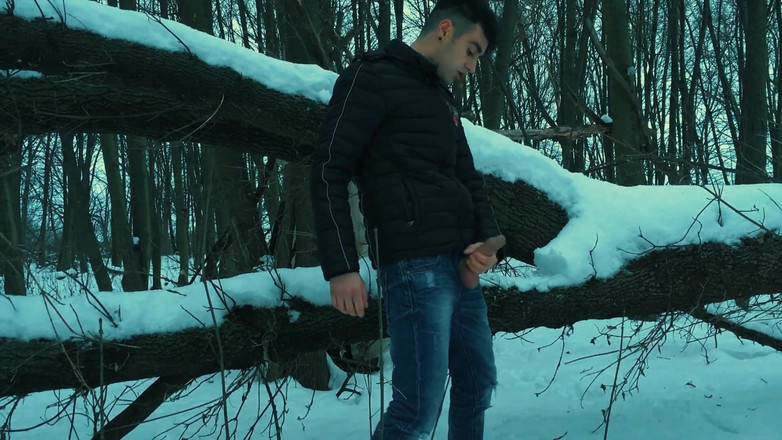 Idmir Sugary: L'inverno si masturba due volte nella terra innevata