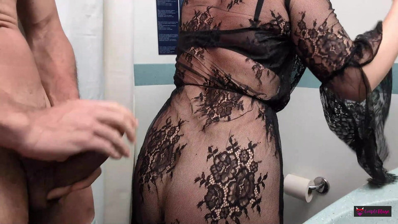 Coupleflage: Fucked trong nhà vệ sinh công cộng của thuyền