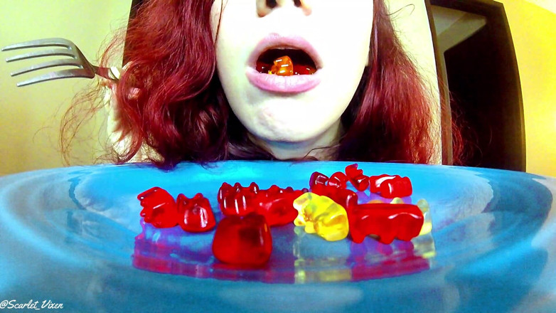 Scarlet Vixen: Obryně pohltí Gummy Men a tebe