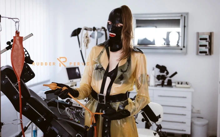 Rubber pervs: ラバーミストレスは検査のためにクリニックを準備します