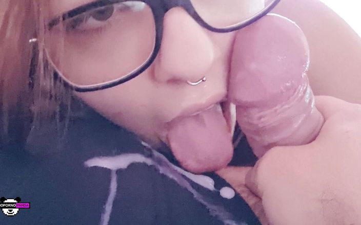 Radio Porno Panda: Efter avsugningen torkar hon tröjan med tungan