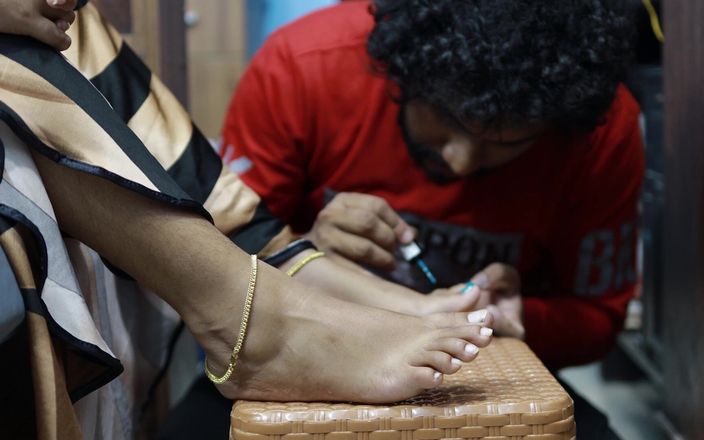 Vaigavarun Feet romance: Oğlan kızın ayaklarına oje koyuyor