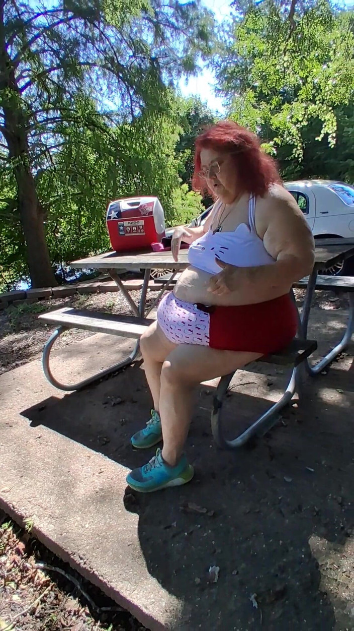 BBW nurse Vicki adventures with friends: Vicki, infirmière BBW, se promène dans son maillot de bain...