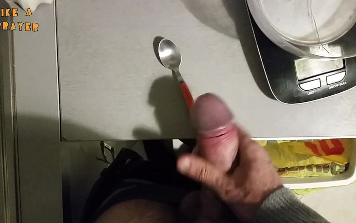 Las Prayer: Masturbación con la mano: masturbándose sobre una cuchara pequeña