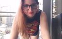 Veronika Vonk: Gorąca dziewczyna gamer ubrana miga na balkonie na zewnątrz