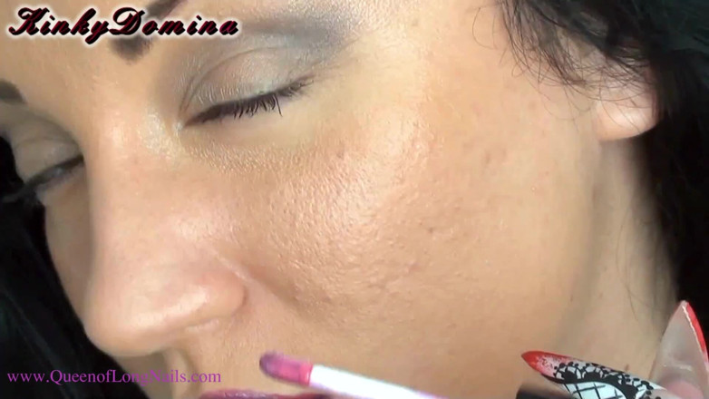 KinkyDomina: Applicazione sexy rossetto viola provocante