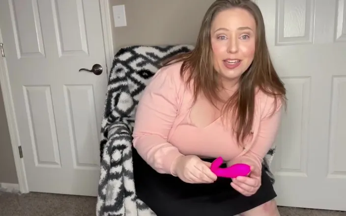 KinkyKatie: Real BBW MILF Cleans Kitchen While Using Lovense Flexer Vibrator -...