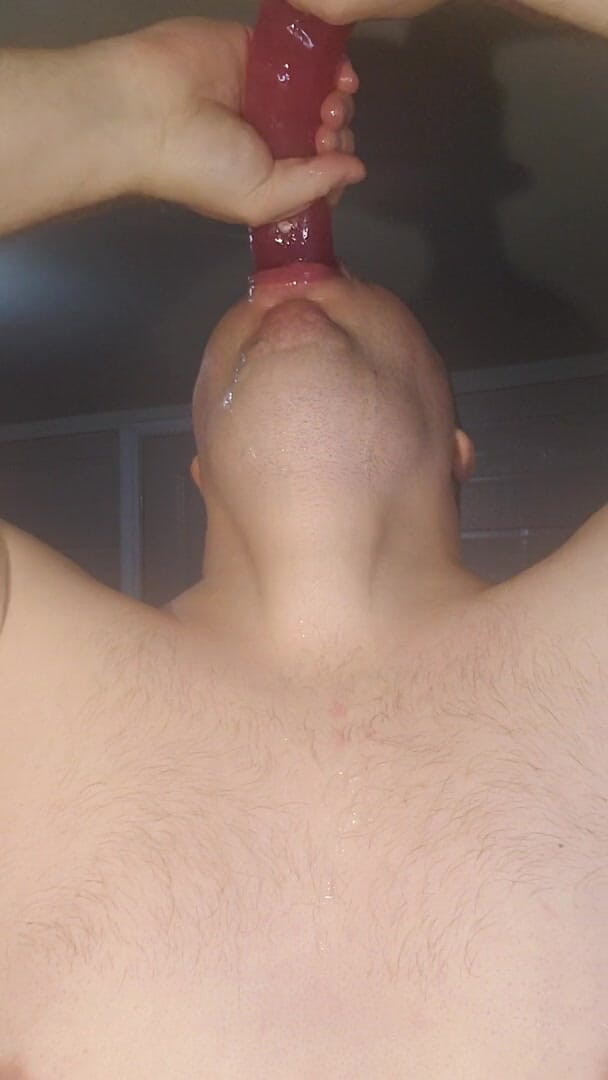 Charlieboy69: Đút sâu vào họng con cu giả đôi màu tím 18 inch...
