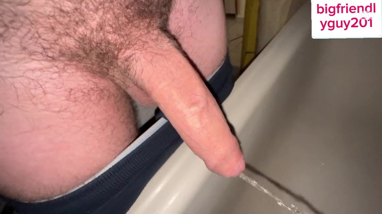 Bigbadfriendlyguy: Man med stor hårig kuk som urinerar och stönar