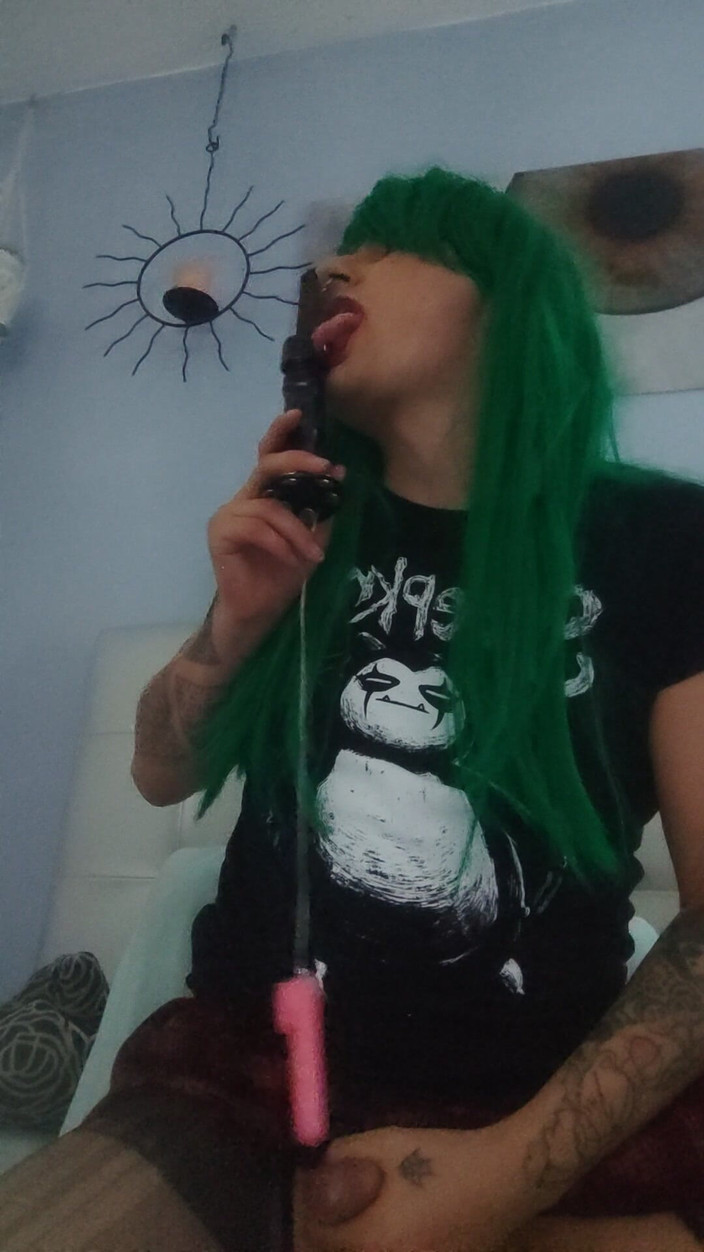 Alicia Moonkalation: 德国朋克变性人独自射精