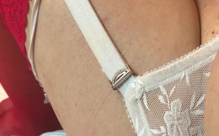 Sissy Paige: La masturbación en medias rojas brillantes