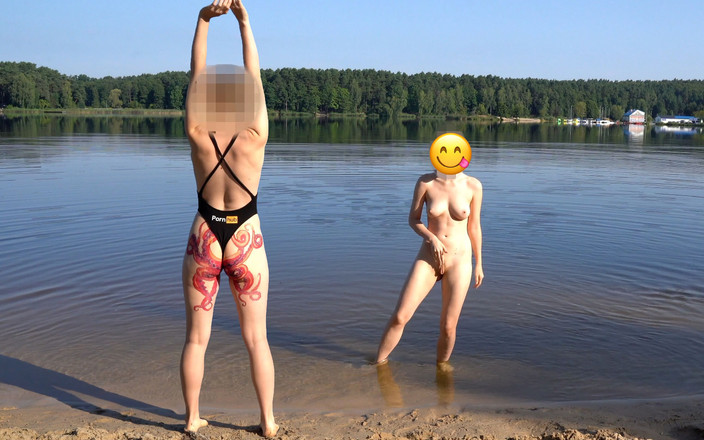 PantiesQueen: Nudistická dívka jde hubeně namáčit na pláži