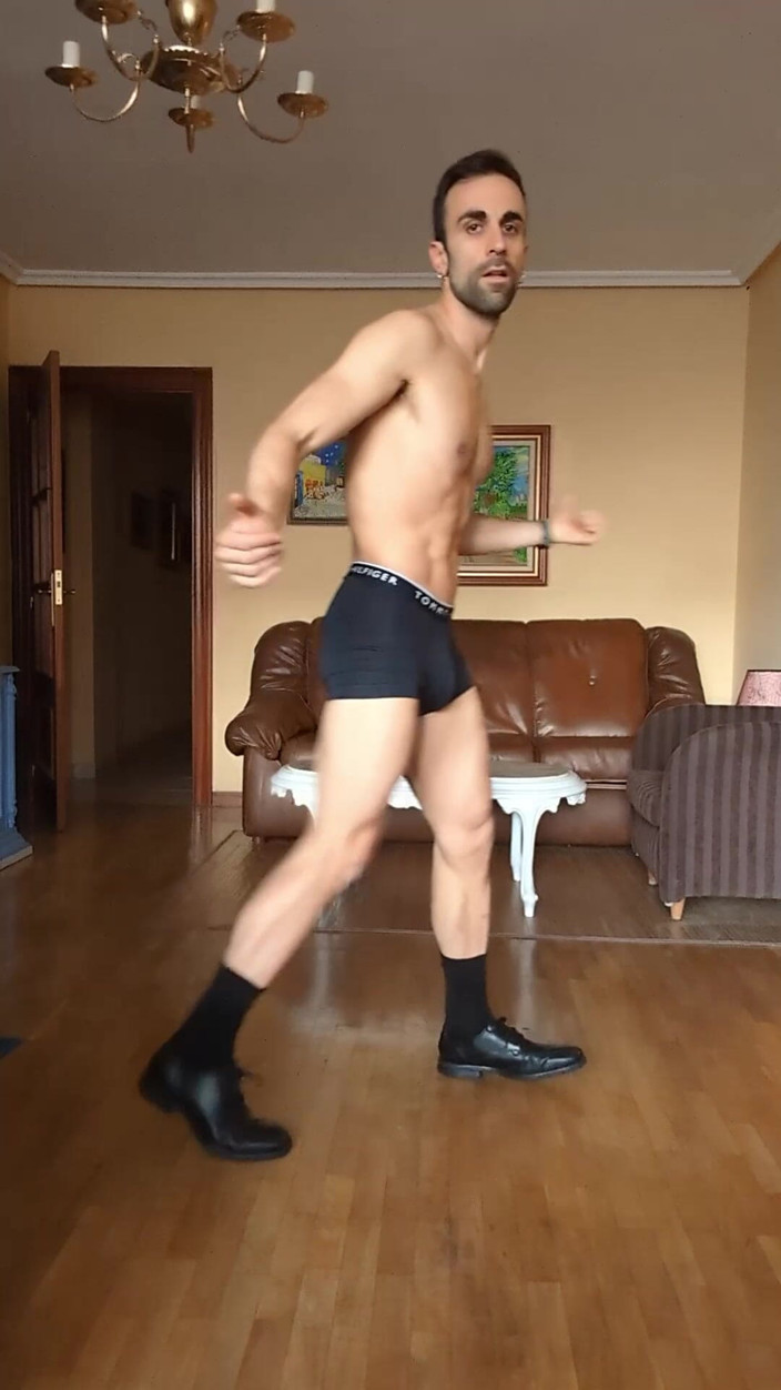 Zeus Ray: Я роблю, одягнений у військову сукню