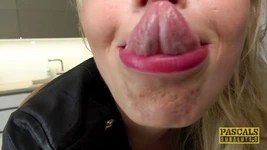 ヴィクトリア:これをおまんこにつけて食べて